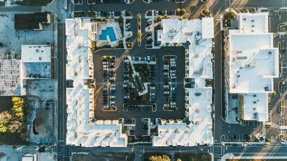 Drone surveille chantier batiment