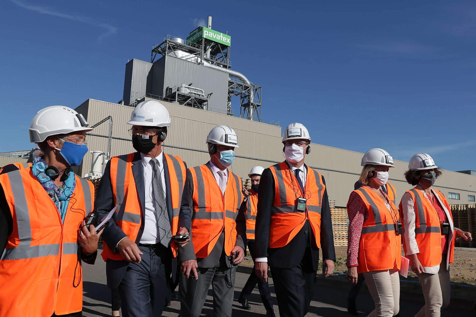 Jean Castex a visité l'usine Pavatex du groupe SOPREMA