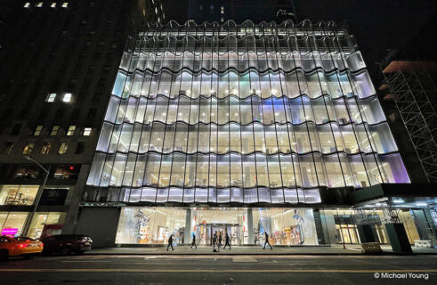 Façade ondulée du magasin phare Nordstrom Flagship store à New York