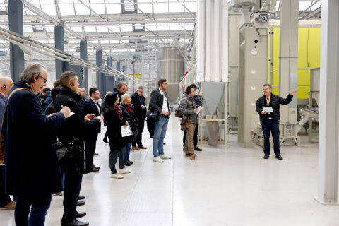 Avec une capacité de recyclage de 15.000 tonnes par an, l’usine de recyclage établit de nouveaux standards pour profine. Crédit photo : groupe profine.