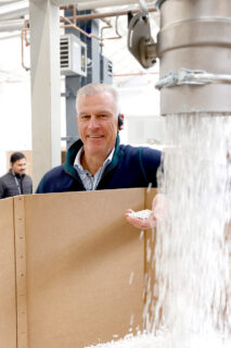 Ces granulés recyclés premiums sont réintégrés dans les profilés de fenêtres avec de la matière vierge. Crédit photo : groupe profine.